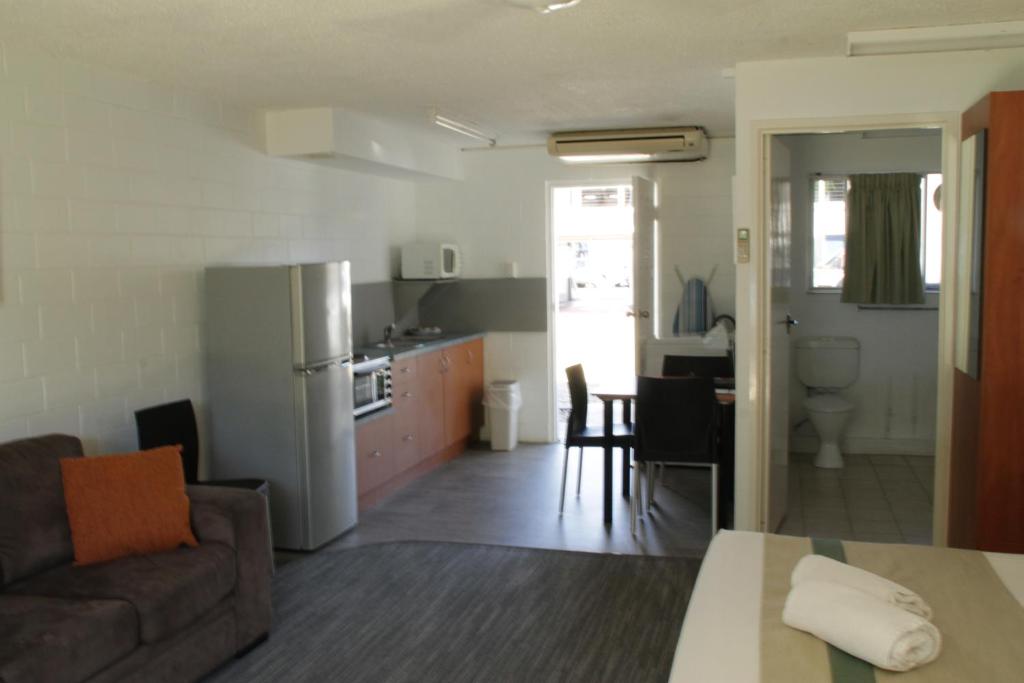 Whitehaven beachfront holiday units airlie beach accommodation