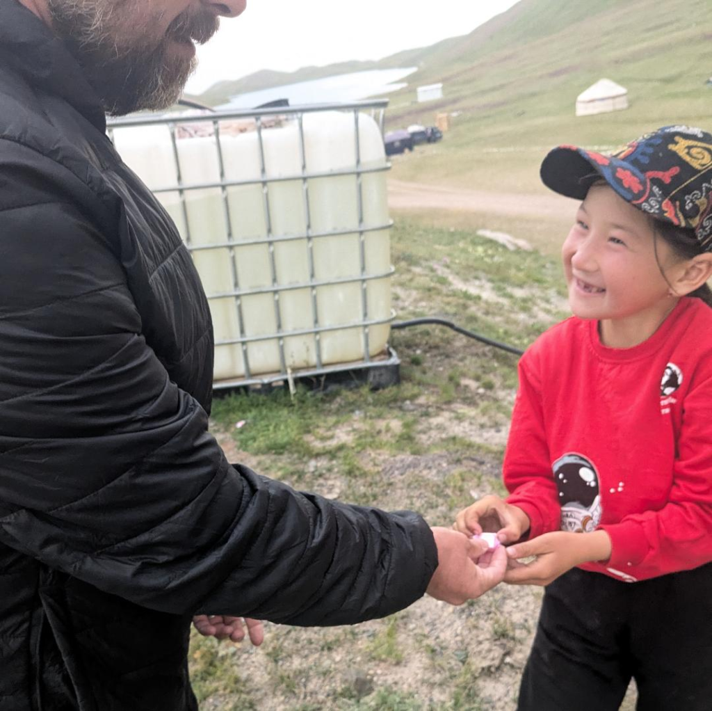 Kevin giving sweets to local Pamir kids 14 tips for traveling the Pamir highway Happy Irish Wanaderers