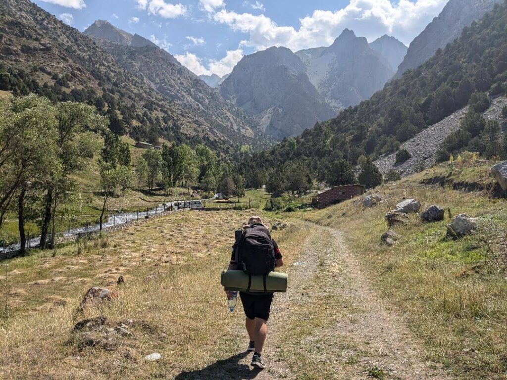 Hiking the Fann Mountains start trail Happy Irish Wanderers 